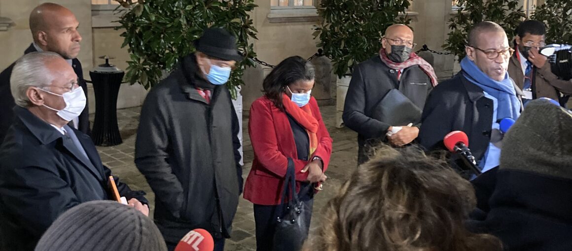 Les sénateurs et députés de Guadeloupe Victorin Lurel, Olivier Serva, Justine Bénin, Dominique Théophile, Max Mathiasin et Victoire Jasmin(hors champ) et le président du conseil départemental par intérim Jean Philippe Courtois ( au fond), à l’issue des quelques deux heures et demi de rencontre avec le premier ministre Jean Castex, les ministres Gerald Darmanin, Olivier Véran et Sébastien Lecornu, à Matignon ce lundi 22 novembre. Ils avaient convenu que seul Max Mathiasin prendrait la parole pour rendre compte de la rencontre. Le président de l’association des maires Jocelyn Sapotille, qui participait aussi à la rencontre, est sorti quelques instants plus tard. Philippe Gustin, directeur de cabinet de Sébastien Lecornu, ministre des Outre-mer, puis le ministre lui même étaient sortis un moment plus tôt. Selon les élus présents a Paris, le président de la région Ary Chalus, le futur président du conseil départemental Guy Losbar et la députée PS de Guadeloupe Hélène Vainqueur-Christophe ont participé à la rencontre ( à laquelle assistait également le directeur de cabinet de Jean Castex, Nicolas Revel), en visioconférence depuis la Guadeloupe. Les sénateurs et députés de Guadeloupe Victorin Lurel, Olivier Serva, Justine Bénin, Dominique Théophile, Max Mathiasin et Victoire Jasmin(hors champ) et le président du conseil départemental par intérim Jean Philippe Courtois ( au fond), à l’issue des quelques deux heures et demi de rencontre avec le premier ministre Jean Castex, les ministres Gerald Darmanin, Olivier Véran et Sébastien Lecornu, à Matignon ce lundi 22 novembre. Ils avaient convenu que seul Max Mathiasin prendrait la parole pour rendre compte de la rencontre. Le président de l’association des maires Jocelyn Sapotille, qui participait aussi à la rencontre, est sorti quelques instants plus tard. Philippe Gustin, directeur de cabinet de Sébastien Lecornu, ministre des Outre-mer, puis le ministre lui même étaient sortis un moment plus tôt. Selon les élus présents a Paris, le président de la région Ary Chalus, le futur président du conseil départemental Guy Losbar et la députée PS de Guadeloupe Hélène Vainqueur-Christophe ont participé à la rencontre ( à laquelle assistait également le directeur de cabinet de Jean Castex, Nicolas Revel), en visioconférence depuis la Guadeloupe.