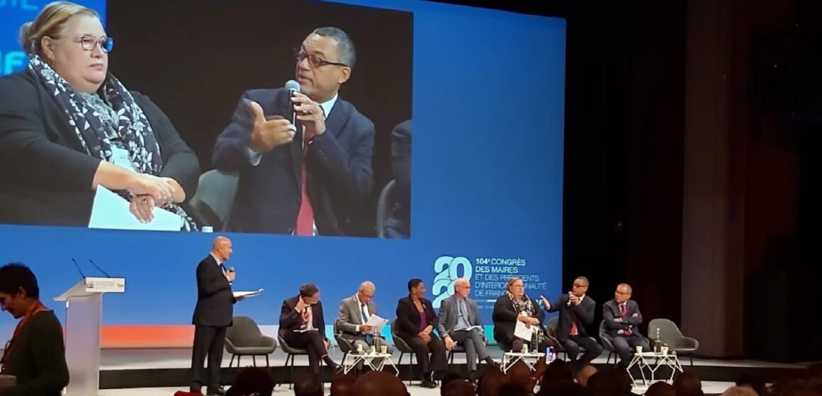 Jocelyn Sapotille, président de l'association des maires de Guadeloupe lors de la table ronde sur le logement lors de la journée de l'Outre du congrès des maires de France. 21 novembre, Palais des congrès d'Issy-les-Moulineaux. Jocelyn Sapotille, président de l'association des maires de Guadeloupe lors de la table ronde sur le logement lors de la journée de l'Outre du congrès des maires de France. 21 novembre, Palais des congrès d'Issy-les-Moulineaux.