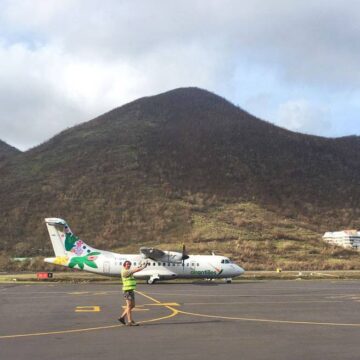 Avion d'Air Antilles à l'aéroport de Grand case à Saint-Martin Avion d'Air Antilles à l'aéroport de Grand case à Saint-Martin