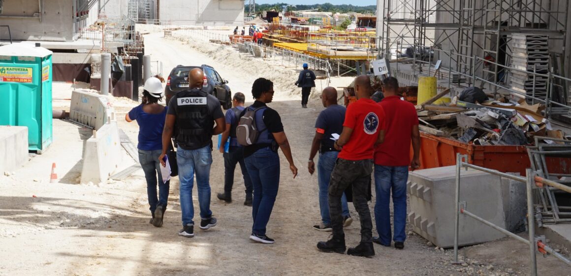 Image d’archives. Une opération Codaf (Comité opérationnel départemental anti-fraude) de contrôle contre le travail illégal lundi 9 mars 2020 sur le chantier de construction du nouveau CHU. Image d’archives. Une opération Codaf (Comité opérationnel départemental anti-fraude) de contrôle contre le travail illégal lundi 9 mars 2020 sur le chantier de construction du nouveau CHU.