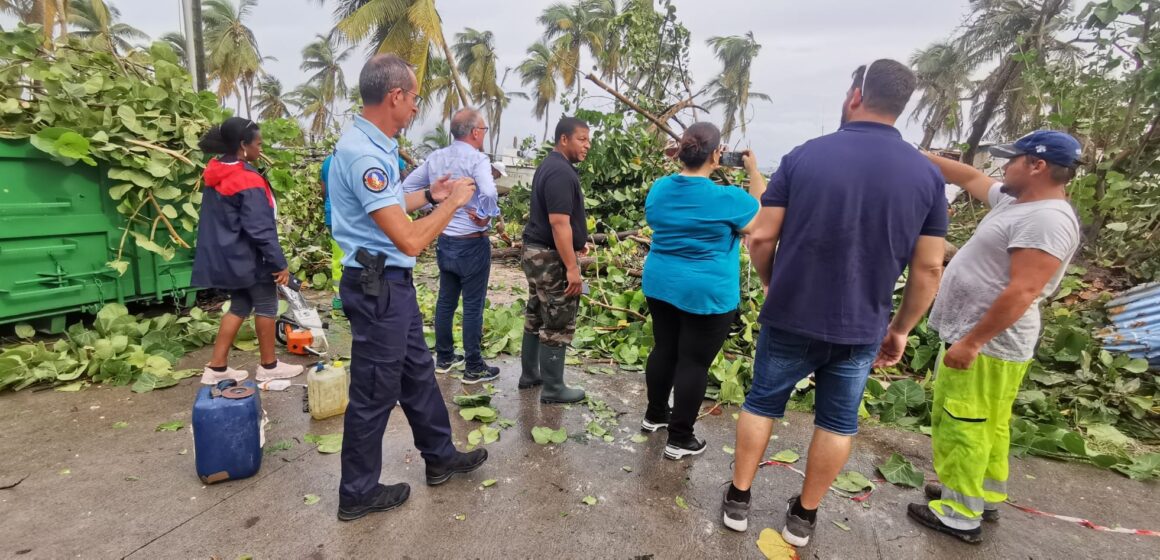 Le maire de la commune et le préfet répertorie les dégâts après le passage du cyclone Tammy à La Désirade le 22 octobre 2023. Le maire de la commune et le préfet répertorie les dégâts après le passage du cyclone Tammy à La Désirade le 22 octobre 2023.