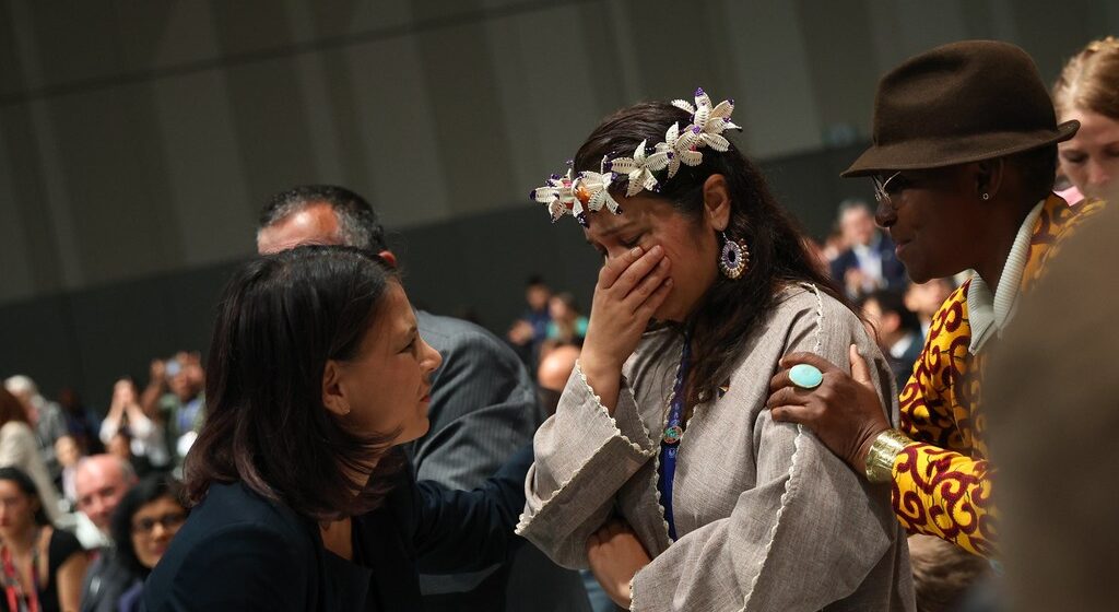 Moriana Philip, représentante des Îles Marshall, en larmes lors de la réunion plénière de clôture de la COP28 à Dubaï, aux Émirats arabes unis le 13 décembre 2023. Photo : UNFCCC/Kiara Worth Moriana Philip, représentante des Îles Marshall, en larmes lors de la réunion plénière de clôture de la COP28 à Dubaï, aux Émirats arabes unis le 13 décembre 2023. Photo : UNFCCC/Kiara Worth