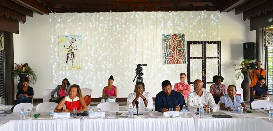 La commission mixte ad hoc chargée de préparer les travaux du Congrès des élus sur la question institutionnelle s’est réunie lundi 19 février à la résidence départementale au Gosier. Photo : FB Conseil départemental de Guadeloupe La commission mixte ad hoc chargée de préparer les travaux du Congrès des élus sur la question institutionnelle s’est réunie lundi 19 février à la résidence départementale au Gosier. Photo : FB Conseil départemental de Guadeloupe