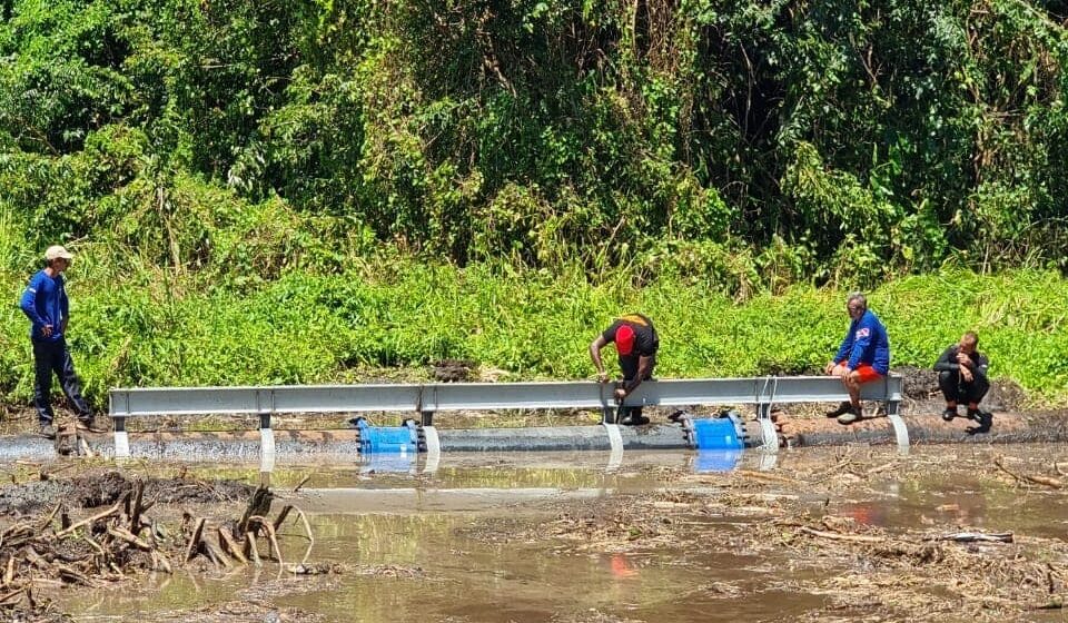 La grosse canalisation (feeder) de Belle-Eau Cadeau qui relie la Basse-Terre à la Grande-Terre qui a explosé le 20 mars a été réparée le 27 mars 2024. Photo : FB Syndicat Mixte de Gestion de l'Eau et de l'Assainissement de Guadeloupe La grosse canalisation (feeder) de Belle-Eau Cadeau qui relie la Basse-Terre à la Grande-Terre qui a explosé le 20 mars a été réparée le 27 mars 2024. Photo : FB Syndicat Mixte de Gestion de l'Eau et de l'Assainissement de Guadeloupe