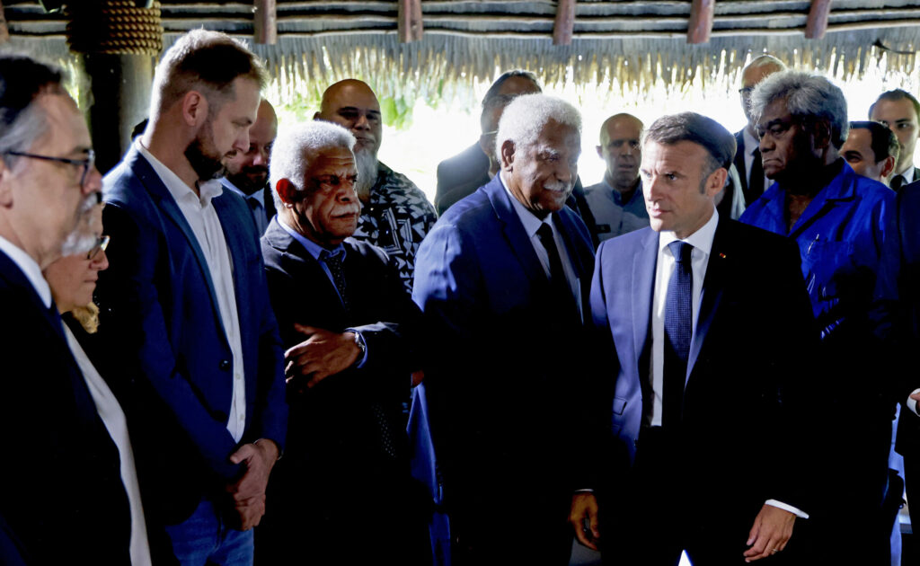 De fait, Emmanuel Macron enterre les accords de Nouméa et ne dit pas où il va
