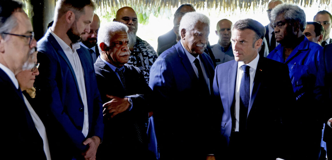 Le président du gouvernement de la Nouvelle-Calédonie, Louis Mapou (3e à partir de la gauche photo ci-dessus), et le président du Congrès de la Nouvelle-Calédonie, Roch Wamytan (au centre), ont assisté à une réunion avec le Président français Emmanuel Macron (2e à partir de la droite), des élus de la Nouvelle-Calédonie et des représentants locaux à la résidence du Haut-commissaire français Louis Le Franc à Nouméa, hier 23 mai. Photo Ludovic Marin / Pool / AFP) Le président du gouvernement de la Nouvelle-Calédonie, Louis Mapou (3e à partir de la gauche photo ci-dessus), et le président du Congrès de la Nouvelle-Calédonie, Roch Wamytan (au centre), ont assisté à une réunion avec le Président français Emmanuel Macron (2e à partir de la droite), des élus de la Nouvelle-Calédonie et des représentants locaux à la résidence du Haut-commissaire français Louis Le Franc à Nouméa, hier 23 mai. Photo Ludovic Marin / Pool / AFP)