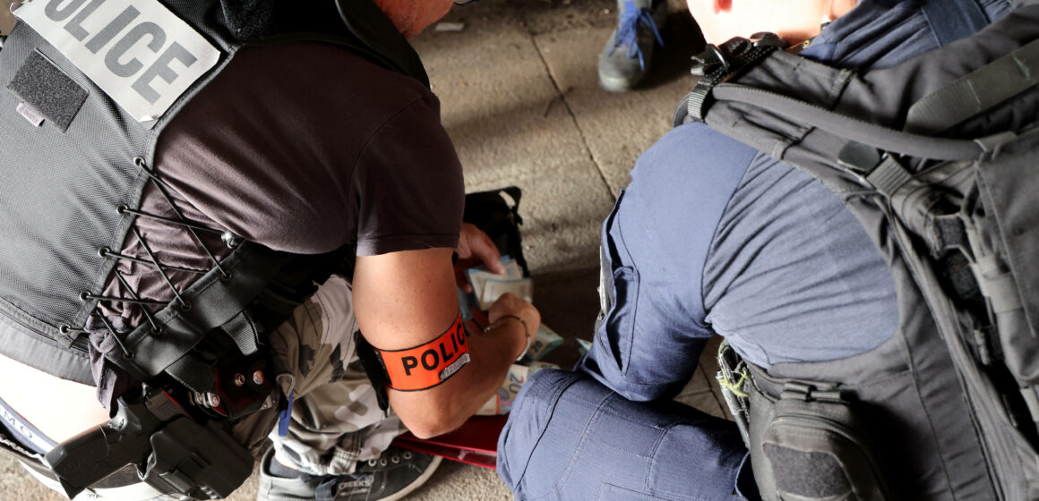 La CRS 8 est déployée pour lutter contre les trafics de drogues dans le quartier Pissevin. Le maire de Nîmes Jean-Paul Fournier a pris la décision lundi de fermer la médiathèque à la suite des pressions exercées sur le personnel par des trafiquants de drogue. Photo : Alain Robert / Sipa / 2306071911 La CRS 8 est déployée pour lutter contre les trafics de drogues dans le quartier Pissevin. Le maire de Nîmes Jean-Paul Fournier a pris la décision lundi de fermer la médiathèque à la suite des pressions exercées sur le personnel par des trafiquants de drogue. Photo : Alain Robert / Sipa / 2306071911
