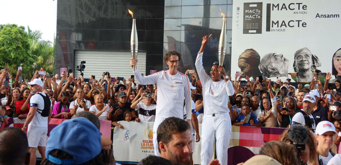 Sur le parvis du Mémorial Acte à Pointe-à-Pitre, la petite foule d’environ 400 personnes a réservé un accueil chaleureux à l’enfant prodige du pays Marie-José Pérec, arrivée avec la flamme olympique en Guadeloupe le 15 juin 2024 sur le maxi trimaran Banque populaire. Photo : Gilles Morel / Sipa / 2406151703 Sur le parvis du Mémorial Acte à Pointe-à-Pitre, la petite foule d’environ 400 personnes a réservé un accueil chaleureux à l’enfant prodige du pays Marie-José Pérec, arrivée avec la flamme olympique en Guadeloupe le 15 juin 2024 sur le maxi trimaran Banque populaire. Photo : Gilles Morel / Sipa / 2406151703