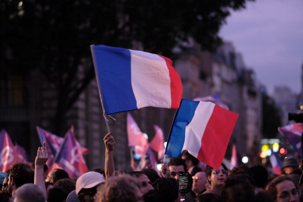 Législatives : le barrage contre l’extrême droite prend forme