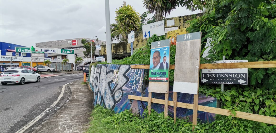 Panneaux second tour des législatives Les panneaux pour le second tour des législatives anticipées sont au nombre de 2 candidats, comme ici, mercredi 3 juillet à Moudong, Baie-Mahault, dans la 3ème circonscription, la plus scrutée de Guadeloupe, où s’affrontent le député sortant centriste Liot Max Mathiasin et le candidat d'extrême droite du Rassemblement national Rody Tolassy.