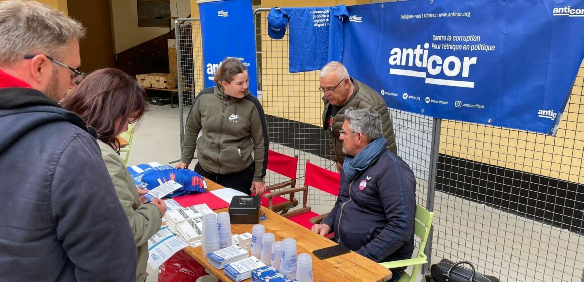 Le 31 mai 2024, le stand d'Anticor au Festival Faire Autrement dédié à mieux faire vivre la démocratie, la préservation des ressources et l’innovation collective. Photo : Anticor Le 31 mai 2024, le stand d'Anticor au Festival Faire Autrement dédié à mieux faire vivre la démocratie, la préservation des ressources et l’innovation collective. Photo : Anticor