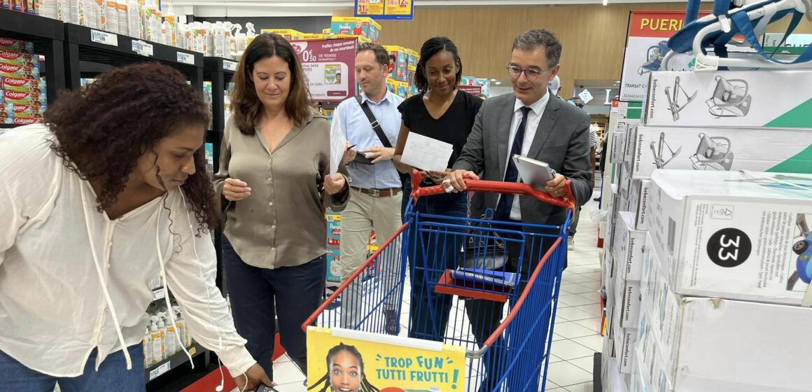 Le 13 septembre, des agents de la direction de l'Économie, de l'Emploi, du Travail et des Solidarités, accompagnés de Franck Dorge, directeur de cabinet du préfet, ont vérifié les prix des produits BQP dans un hypermarché de Baie-Mahault. Photo : FB Préfecture de Guadeloupe Le 13 septembre, des agents de la direction de l'Économie, de l'Emploi, du Travail et des Solidarités, accompagnés de Franck Dorge, directeur de cabinet du préfet, ont vérifié les prix des produits BQP dans un hypermarché de Baie-Mahault. Photo : FB Préfecture de Guadeloupe