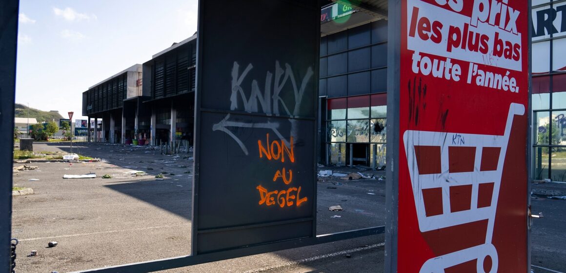La zone industrielle de Ducos à l'ouest du centre-ville de Nouméa, l’une des principales de Nouvelle-Calédonie avec ses entrepôts, ses commerces et ses entreprises de services, a été l'une des plus touchés lors des révoltes et émeutes de 2024. Photo : Nicolas Job / Sipa La zone industrielle de Ducos à l'ouest du centre-ville de Nouméa, l’une des principales de Nouvelle-Calédonie avec ses entrepôts, ses commerces et ses entreprises de services, a été l'une des plus touchés lors des révoltes et émeutes de 2024. Photo : Nicolas Job / Sipa