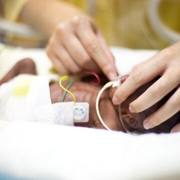 Photo d’illustration nouveau-née prématurée sous assistance respiratoire dans un service de néonatologie. Photo : Phanie Voisin via AFP Photo d’illustration nouveau-née prématurée sous assistance respiratoire dans un service de néonatologie. Photo : Phanie Voisin via AFP