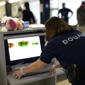 Le service des Douanes installe un contrôle aux arrivées de l'aéroport d’Orly pour tenter d'intercepter des mules, ces hommes et ces femmes qui ingèrent des ovules de cocaïnes provenant de Guyane à destination de l'Europe. Photo : Jérôme Mars / JDD / Sipa Le service des Douanes installe un contrôle aux arrivées de l'aéroport d’Orly pour tenter d'intercepter des mules, ces hommes et ces femmes qui ingèrent des ovules de cocaïnes provenant de Guyane à destination de l'Europe. Photo : Jérôme Mars / JDD / Sipa