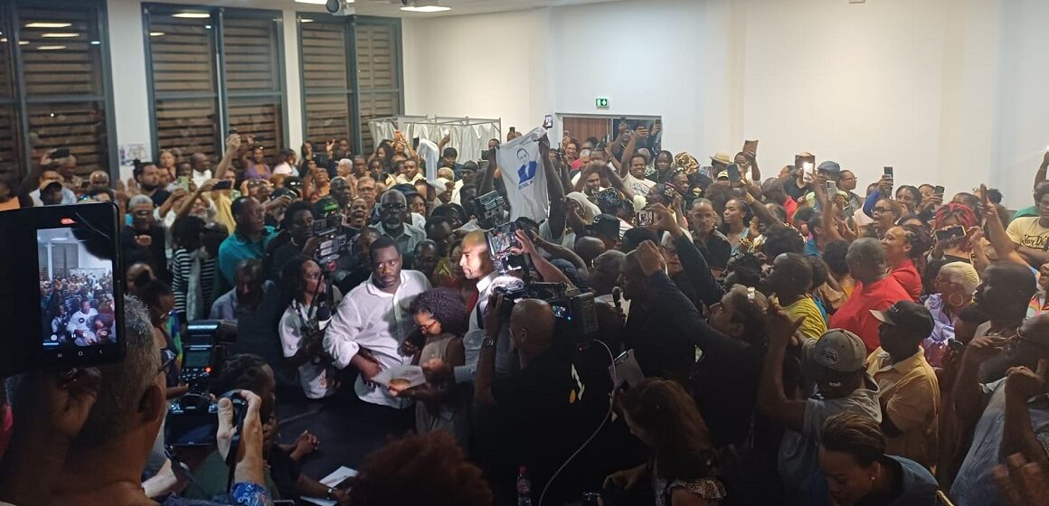 À 21h20, les cris de joie éclatent au bureau centralisateur de Baie-Mahault où sont proclamés les résultats qui annoncent Michel Mado vainqueur de l’élection municipales. Photo : Le Courrier de Guadeloupe À 21h20, les cris de joie éclatent au bureau centralisateur de Baie-Mahault où sont proclamés les résultats qui annoncent Michel Mado vainqueur de l’élection municipales. Photo : Le Courrier de Guadeloupe