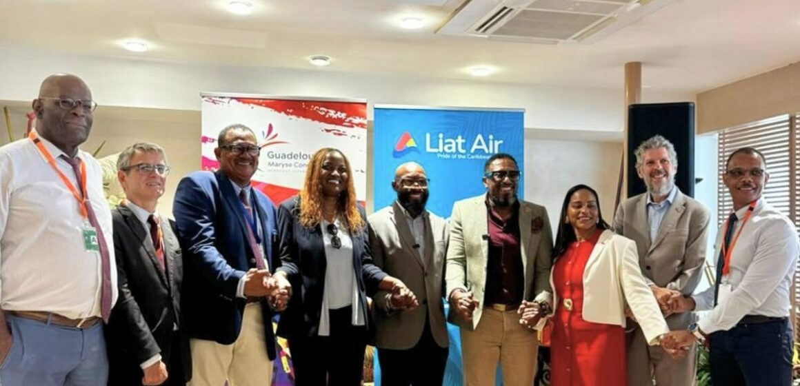 Les officiels d'Antigua-et-Barbuda et de Guadeloupe réunis à l'aéroport Guadeloupe Maryse-Condé, lors de la cérémonie d'inauguration du vol Liat Air, le 8 mai 2026. Au centre (veste chemisier blanc) Hafsah Abdulsalam (PDG de Liat Air), à sa droite Alain Bièvre (directeur de l’aéroport) et à droite de la photo Rodrigue Solitude (directeur général du CTIG). Photo : Liat air DR. Les officiels d'Antigua-et-Barbuda et de Guadeloupe réunis à l'aéroport Guadeloupe Maryse-Condé, lors de la cérémonie d'inauguration du vol Liat Air, le 8 mai 2026. Au centre (veste chemisier blanc) Hafsah Abdulsalam (PDG de Liat Air), à sa droite Alain Bièvre (directeur de l’aéroport) et à droite de la photo Rodrigue Solitude (directeur général du CTIG). Photo : Liat air DR.