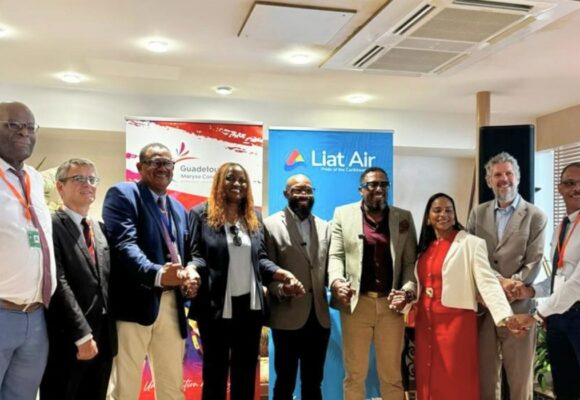 Les officiels d'Antigua-et-Barbuda et de Guadeloupe réunis à l'aéroport Guadeloupe Maryse-Condé, lors de la cérémonie d'inauguration du vol Liat Air, le 8 mai 2026. Au centre (veste chemisier blanc) Hafsah Abdulsalam (PDG de Liat Air), à sa droite Alain Bièvre (directeur de l’aéroport) et à droite de la photo Rodrigue Solitude (directeur général du CTIG). Photo : Liat air DR. Les officiels d'Antigua-et-Barbuda et de Guadeloupe réunis à l'aéroport Guadeloupe Maryse-Condé, lors de la cérémonie d'inauguration du vol Liat Air, le 8 mai 2026. Au centre (veste chemisier blanc) Hafsah Abdulsalam (PDG de Liat Air), à sa droite Alain Bièvre (directeur de l’aéroport) et à droite de la photo Rodrigue Solitude (directeur général du CTIG). Photo : Liat air DR.