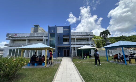 Entrée du restaurant universitaire à Fouillole, Pointe-à-Pitre. Photo : Le Courrier de Guadeloupe Entrée du restaurant universitaire à Fouillole, Pointe-à-Pitre. Photo : Le Courrier de Guadeloupe