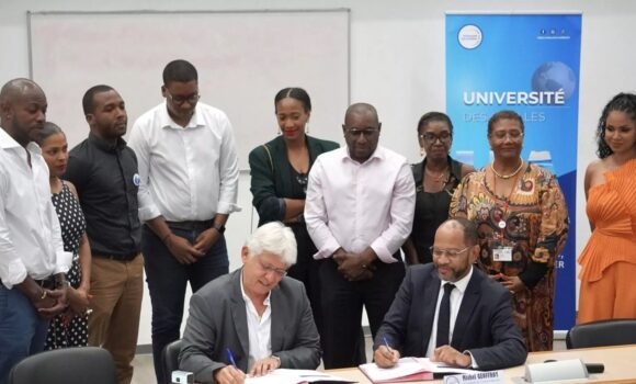 L'université des Antilles et la Confédération des petites et moyennes entreprises de Guadeloupe signent une convention pour favoriser l'insertion professionnelle des étudiants. Campus de Fouillole, 15 mai 2026. Photo : DR L'université des Antilles et la Confédération des petites et moyennes entreprises de Guadeloupe signent une convention pour favoriser l'insertion professionnelle des étudiants. Campus de Fouillole, 15 mai 2026. Photo : DR