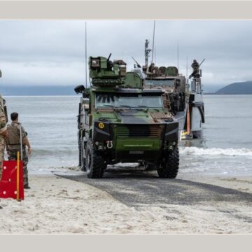 Exercice Caraïbes 26, mission Jeanne d’Arc. Du 17 au 21 mai, à Marie-Galante, près de 150 militaires sont déployés avec blindés et hélicoptères pour des exercices jour et nuit. Photo : Forces armées aux Antilles Exercice Caraïbes 26, mission Jeanne d’Arc. Du 17 au 21 mai, à Marie-Galante, près de 150 militaires sont déployés avec blindés et hélicoptères pour des exercices jour et nuit. Photo : Forces armées aux Antilles