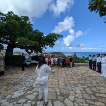 Saint-Barthélemy, 10 mai 2026. Les élèves de CM2 de l'école Sainte-Marie de Colombier présentent leur œuvre Lumière d'égalité lors de la cérémonie des 25 ans de la loi Taubira. Photo : Collectivité de Saint-Barthélemy Saint-Barthélemy, 10 mai 2026. Les élèves de CM2 de l'école Sainte-Marie de Colombier présentent leur œuvre Lumière d'égalité lors de la cérémonie des 25 ans de la loi Taubira. Photo : Collectivité de Saint-Barthélemy