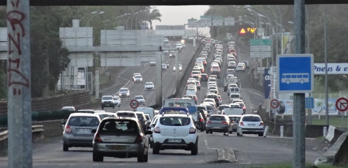 Embouteillages sur la RN1 dans le sens Pointe-à-Pitre Basse-Terre, au niveau du pont de la Jaille (Baie-Mahault). Photo: DR Embouteillages sur la RN1 dans le sens Pointe-à-Pitre Basse-Terre, au niveau du pont de la Jaille (Baie-Mahault). Photo: DR
