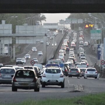 Embouteillages sur la RN1 dans le sens Pointe-à-Pitre Basse-Terre, au niveau du pont de la Jaille (Baie-Mahault). Photo: DR Embouteillages sur la RN1 dans le sens Pointe-à-Pitre Basse-Terre, au niveau du pont de la Jaille (Baie-Mahault). Photo: DR