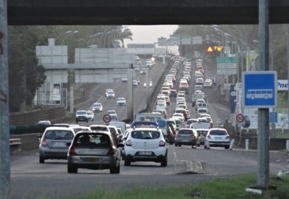 Embouteillages sur la RN1 dans le sens Pointe-à-Pitre Basse-Terre, au niveau du pont de la Jaille (Baie-Mahault). Photo: DR Embouteillages sur la RN1 dans le sens Pointe-à-Pitre Basse-Terre, au niveau du pont de la Jaille (Baie-Mahault). Photo: DR
