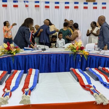 Dimanche 22 mars, au Hall des Sports Gilles Echevin, s'est tenue la cérémonie d'installation du nouveau conseil municipal de Deshaies. Sur cette photo, le maire Thierry Abelli reçoit les félicitations, 8 adjoints composent avec lui l’exécutif de la nouvelle mandature 2026-2032. Dimanche 22 mars, au Hall des Sports Gilles Echevin, s'est tenue la cérémonie d'installation du nouveau conseil municipal de Deshaies. Sur cette photo, le maire Thierry Abelli reçoit les félicitations, 8 adjoints composent avec lui l’exécutif de la nouvelle mandature 2026-2032.