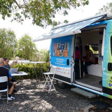 Mars 2026. Sandy Etienne, conseillère numérique, et sa collègue reçoivent les administrés au Gosier, place du Calvaire, au bus France Services. Objectif : aider ceux qui peinent avec le tout-numérique. Photo: Le Courrier de Guadeloupe Mars 2026. Sandy Etienne, conseillère numérique, et sa collègue reçoivent les administrés au Gosier, place du Calvaire, au bus France Services. Objectif : aider ceux qui peinent avec le tout-numérique. Photo: Le Courrier de Guadeloupe