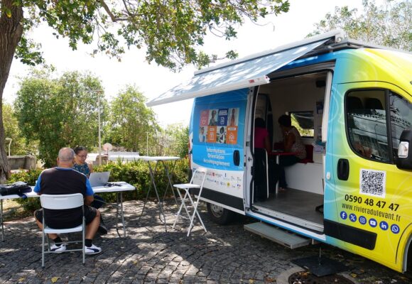 Mars 2026. Sandy Etienne, conseillère numérique, et sa collègue reçoivent les administrés au Gosier, place du Calvaire, au bus France Services. Objectif : aider ceux qui peinent avec le tout-numérique. Photo: Le Courrier de Guadeloupe Mars 2026. Sandy Etienne, conseillère numérique, et sa collègue reçoivent les administrés au Gosier, place du Calvaire, au bus France Services. Objectif : aider ceux qui peinent avec le tout-numérique. Photo: Le Courrier de Guadeloupe