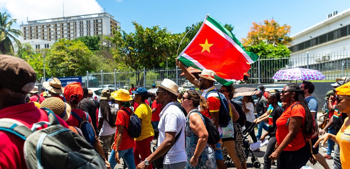 Des manifestants, brandissent le drapeau régional guadeloupéen, lors d'un défilé du 1er Mai (Fête du Travail), le 1er mai 2023. Photo : Lara Balais / AFP Des manifestants, brandissent le drapeau régional guadeloupéen, lors d'un défilé du 1er Mai (Fête du Travail), le 1er mai 2023. Photo : Lara Balais / AFP