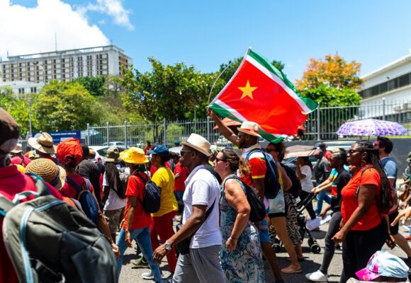 Des manifestants, brandissent le drapeau régional guadeloupéen, lors d'un défilé du 1er Mai (Fête du Travail), le 1er mai 2023. Photo : Lara Balais / AFP Des manifestants, brandissent le drapeau régional guadeloupéen, lors d'un défilé du 1er Mai (Fête du Travail), le 1er mai 2023. Photo : Lara Balais / AFP