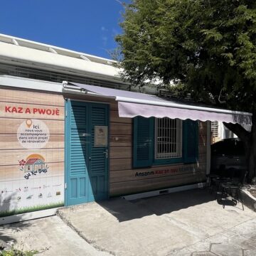 Vue extérieure de la Kaz a pwojè, lieu d'accueil de l'opération de renouvellement urbain et rénovation de l'habitat, à Basse-Terre. Photo : Circé Grandpierre, Le Courrier de Guadeloupe Vue extérieure de la Kaz a pwojè, lieu d'accueil de l'opération de renouvellement urbain et rénovation de l'habitat, à Basse-Terre. Photo : Circé Grandpierre, Le Courrier de Guadeloupe