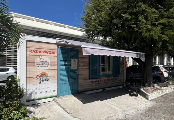 Vue extérieure de la Kaz a pwojè, lieu d'accueil de l'opération de renouvellement urbain et rénovation de l'habitat, à Basse-Terre. Photo : Circé Grandpierre, Le Courrier de Guadeloupe Vue extérieure de la Kaz a pwojè, lieu d'accueil de l'opération de renouvellement urbain et rénovation de l'habitat, à Basse-Terre. Photo : Circé Grandpierre, Le Courrier de Guadeloupe