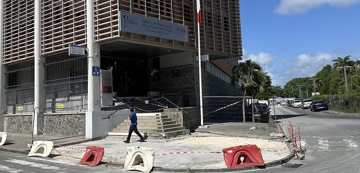 Vue de l'entrée du commissariat de Pointe-à-Pitre, 5 juin 2026. Photo: Le Courrier de Guadeloupe Vue de l'entrée du commissariat de Pointe-à-Pitre, 5 juin 2026. Photo: Le Courrier de Guadeloupe