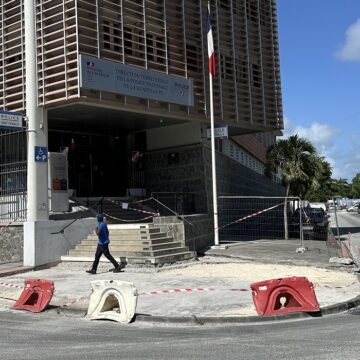 Vue de l'entrée du commissariat de Pointe-à-Pitre, 5 juin 2026. Photo: Le Courrier de Guadeloupe Vue de l'entrée du commissariat de Pointe-à-Pitre, 5 juin 2026. Photo: Le Courrier de Guadeloupe