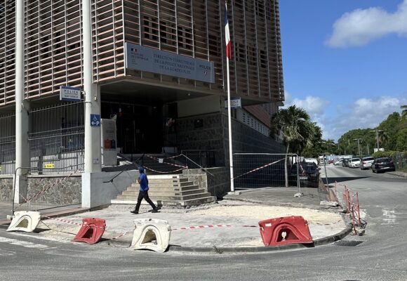 Vue de l'entrée du commissariat de Pointe-à-Pitre, 5 juin 2026. Photo: Le Courrier de Guadeloupe Vue de l'entrée du commissariat de Pointe-à-Pitre, 5 juin 2026. Photo: Le Courrier de Guadeloupe