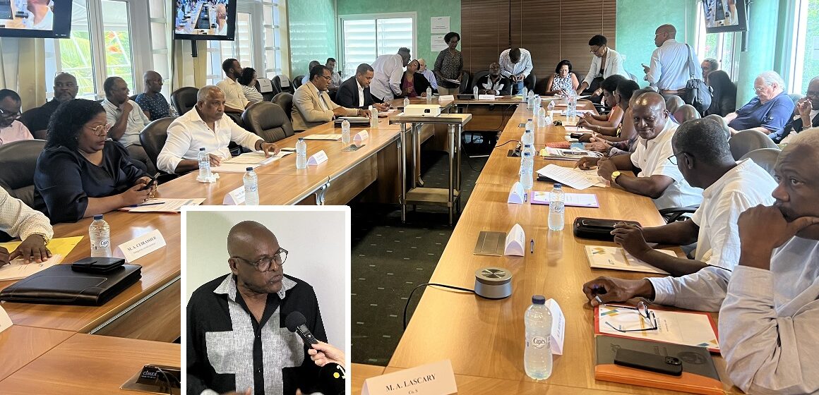 Henri Yacou (en médaillon), nouveau président du SMGEAG, a pris ses fonctions mardi 9 juin 2026 devant un comité syndical dense réuni à Labrousse au Gosier. Photo : Le Courrier de Guadeloupe Henri Yacou (en médaillon), nouveau président du SMGEAG, a pris ses fonctions mardi 9 juin 2026 devant un comité syndical dense réuni à Labrousse au Gosier. Photo : Le Courrier de Guadeloupe