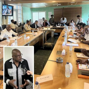 Henri Yacou (en médaillon), nouveau président du SMGEAG, a pris ses fonctions mardi 9 juin 2026 devant un comité syndical dense réuni à Labrousse au Gosier. Photo : Le Courrier de Guadeloupe Henri Yacou (en médaillon), nouveau président du SMGEAG, a pris ses fonctions mardi 9 juin 2026 devant un comité syndical dense réuni à Labrousse au Gosier. Photo : Le Courrier de Guadeloupe