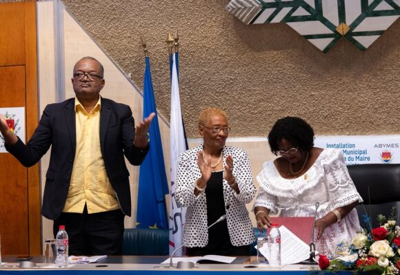 Éric Jalton, lors de la séance d’investiture au fauteuil de maire des Abymes à l’issue de l’élection municipale 2026 qu’il a remporté pour le 3e fois. Photo : Ville des Abymes Éric Jalton, lors de la séance d’investiture au fauteuil de maire des Abymes à l’issue de l’élection municipale 2026 qu’il a remporté pour le 3e fois. Photo : Ville des Abymes