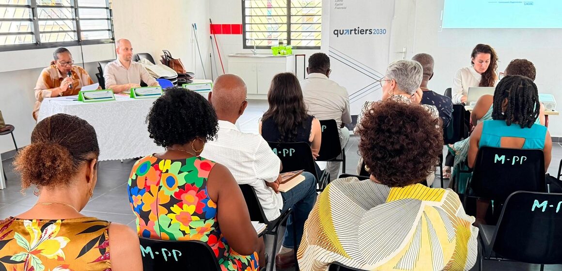 En arrière plan, Marie-Yveline Ponchateau, maire de Baillif, lors de la réunion de lancement de « Quartiers 2030 » à la Maison des Quartiers de Petit-Paris le 26 juin 2026. À ses côtés, Arnaud Duranthon, sous-préfet chargé de la cohésion sociale, du travail et de la politique de la ville. Photo : Communauté Grand Sud Caraibe En arrière plan, Marie-Yveline Ponchateau, maire de Baillif, lors de la réunion de lancement de « Quartiers 2030 » à la Maison des Quartiers de Petit-Paris le 26 juin 2026. À ses côtés, Arnaud Duranthon, sous-préfet chargé de la cohésion sociale, du travail et de la politique de la ville. Photo : Communauté Grand Sud Caraibe