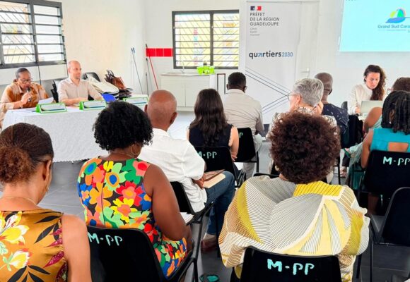 En arrière plan, Marie-Yveline Ponchateau, maire de Baillif, lors de la réunion de lancement de « Quartiers 2030 » à la Maison des Quartiers de Petit-Paris le 26 juin 2026. À ses côtés, Arnaud Duranthon, sous-préfet chargé de la cohésion sociale, du travail et de la politique de la ville. Photo : Communauté Grand Sud Caraibe En arrière plan, Marie-Yveline Ponchateau, maire de Baillif, lors de la réunion de lancement de « Quartiers 2030 » à la Maison des Quartiers de Petit-Paris le 26 juin 2026. À ses côtés, Arnaud Duranthon, sous-préfet chargé de la cohésion sociale, du travail et de la politique de la ville. Photo : Communauté Grand Sud Caraibe