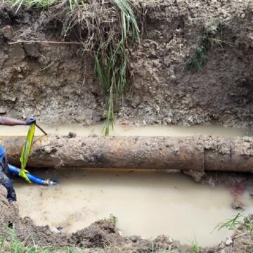 Photo de réparation d'une canalisation d'eau en Guadeloupe. Photo: DR Photo de réparation d'une canalisation d'eau en Guadeloupe. Photo: DR