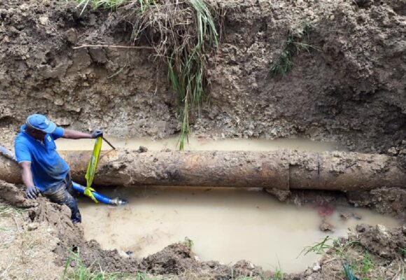 Photo de réparation d'une canalisation d'eau en Guadeloupe. Photo: DR Photo de réparation d'une canalisation d'eau en Guadeloupe. Photo: DR